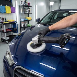 Lustreuse voiture sans fil PRBAT20/LUPRO en action sur une carrosserie