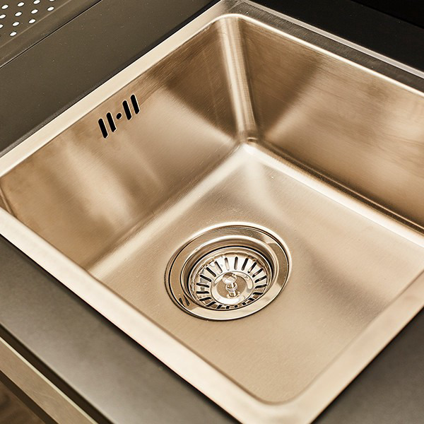 Vue de près du lavabo en acier inoxydable du meuble évier cuisine extérieure Fidgi. Image non principale.