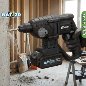 Perforateur burineur sur batterie RIBIMEX SDS R-Bat20 en action dans un chantier, réf. PRBAT20/PERFPRO