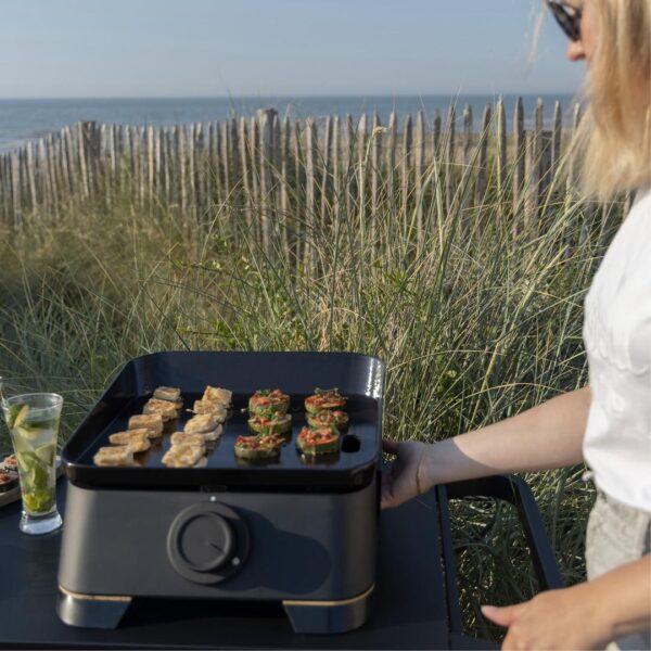 Plancha DUNE 40 ÉLEC en fonctionnement sur une terrasse avec vue sur la mer, référence PE004