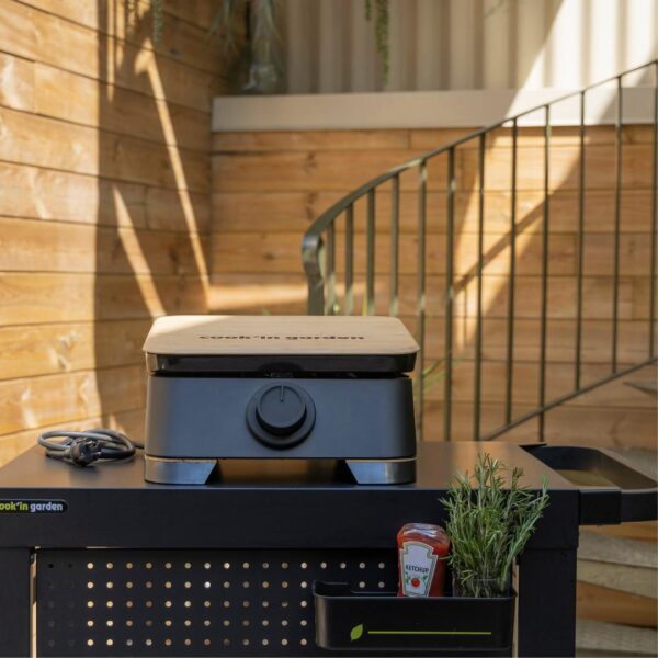 Plancha DUNE 40 électrique sur table de balcon, produit gastronomique compact PE004
