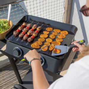 Plancha gaz sur chariot en action avec légumes et brochettes sur la plaque, référence PG092T