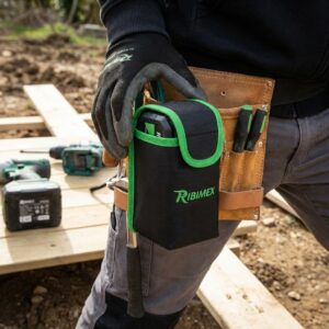Pochette batterie PRBAT20/BAG8 portée à la ceinture pour batteries R-BAT20 sur un chantier