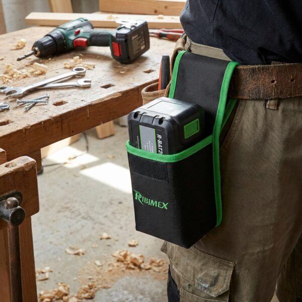 Image principale de la pochette batterie PRBAT20/BAG8 attachée à une ceinture, montrant une batterie R-BAT20 insérée.