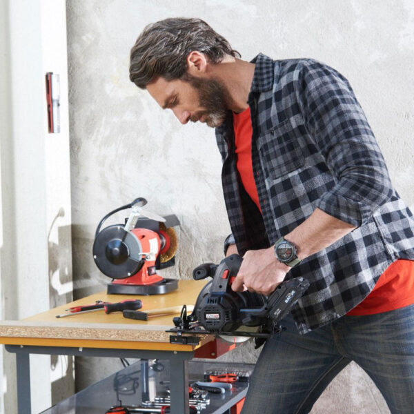 Homme utilisant une scie circulaire sans fil avec batterie et chargeur PRBAT20/SC165