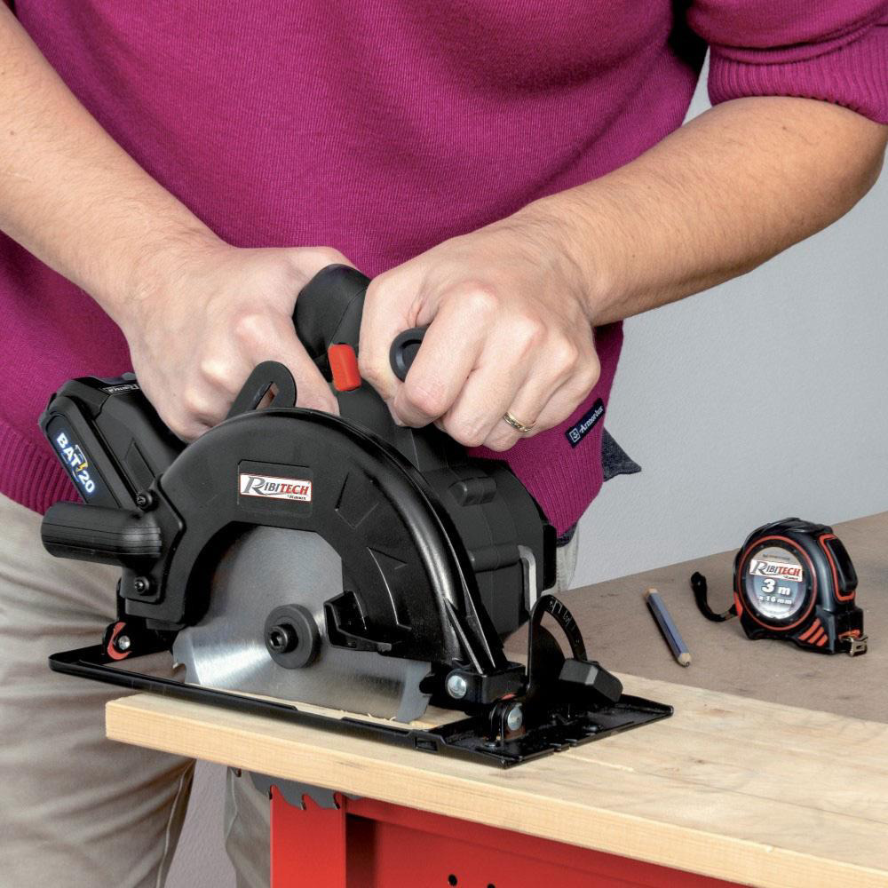 Scie circulaire sans fil avec batterie 20 V 2 Ah, lame 165 mm – Ribimex 3 Coupe d'une planche de bois avec une scie circulaire sans fil sur batterie