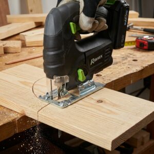Scie sauteuse sans fil R-BAT20 en action sur une planche de bois, démonstration de coupe précise.