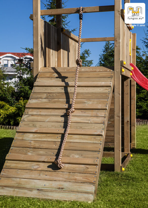 Structure en bois du jeu avec mur d'escalade et corde pour aire de jeux FUNGOO CAROL3 avec toboggan et balançoire inclu, référence 3005PK