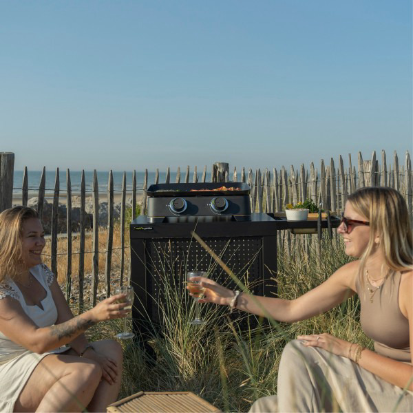 Plancha gaz DUNE 60 5 Plancha de table DUNE 60 - Gaz en plein air, deux personnes discutant joyeusement, PG092