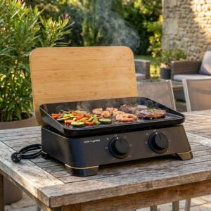 Plancha électrique de table DUNE 60 en action sur une terrasse avec des légumes et des fruits de mer en cours de cuisson, référence produit PE005