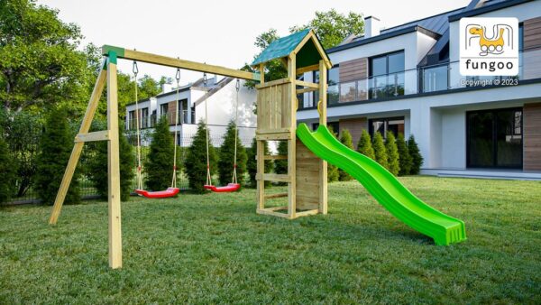 Aire de jeux FUNGOO CHARLY avec portique double balançoire et toboggan, référence 8660PK, vue extérieure dans un jardin