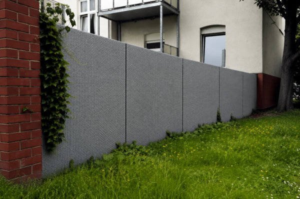Rouleau occultant grillage rigide gris clair installé