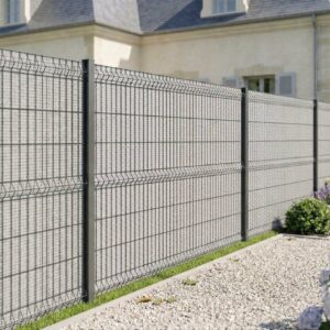 Rouleau occultant grillage rigide gris clair mis en place sur séparation mitoyenne