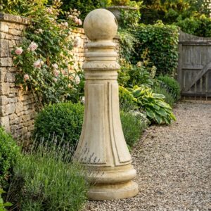 Image principale de la Borne de jardin en pierre Manoir - 84 cm - ton vieilli, illustration d'un décor extérieur élégant
