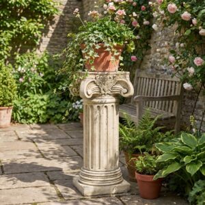Colonne corinthienne en pierre - 76 cm - ton vieilli utilisée comme support de plante dans un jardin, référence 218011