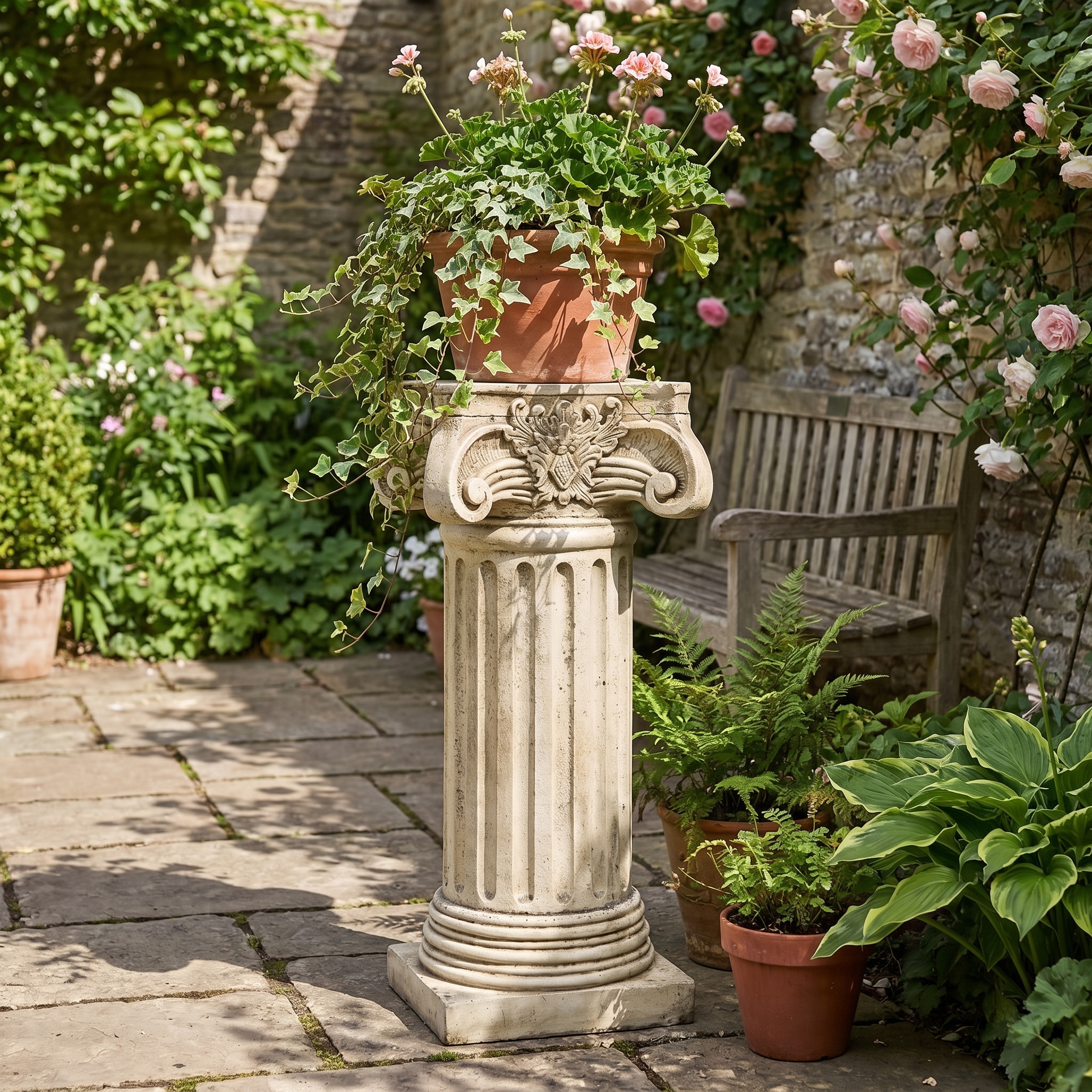 Colonne corinthienne en pierre - 76 cm - ton vieilli utilisée comme support de plante dans un jardin, référence 218011