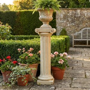 Colonne ionique en pierre patinée avec pots de fleurs, produit numéro 238005