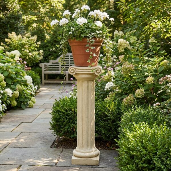 Colonne ionique en pierre patinée, produit 238005 dans un jardin, image principale