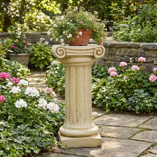 Colonne ionique en pierre reconstituée patinée avec chapiteau orné de volutes dans un jardin fleuri, produit 238006