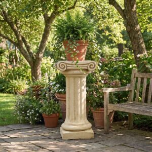 Colonne ionique en pierre patinée dans un jardin, référence produit 238006