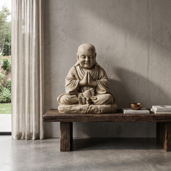 Moine tibétain statue principale en position de prière dans un intérieur, référence 215948