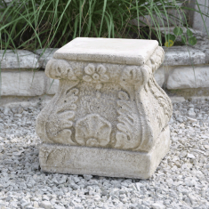 Petit socle en pierre carré pour statue en ton vieilli - image principale