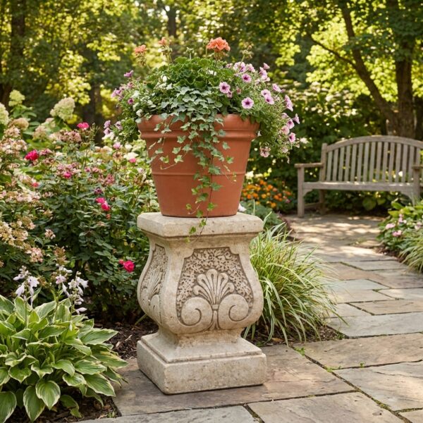 Image principale du socle en pierre pour jardin, modèle haut - hauteur 46 cm - ton vieilli avec décoration florale