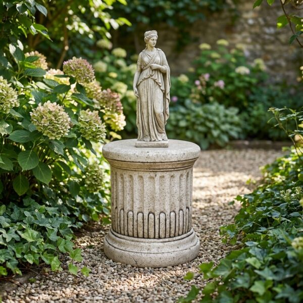 socle rond pour statue cannelé en extérieur dans un jardin, référence 215348