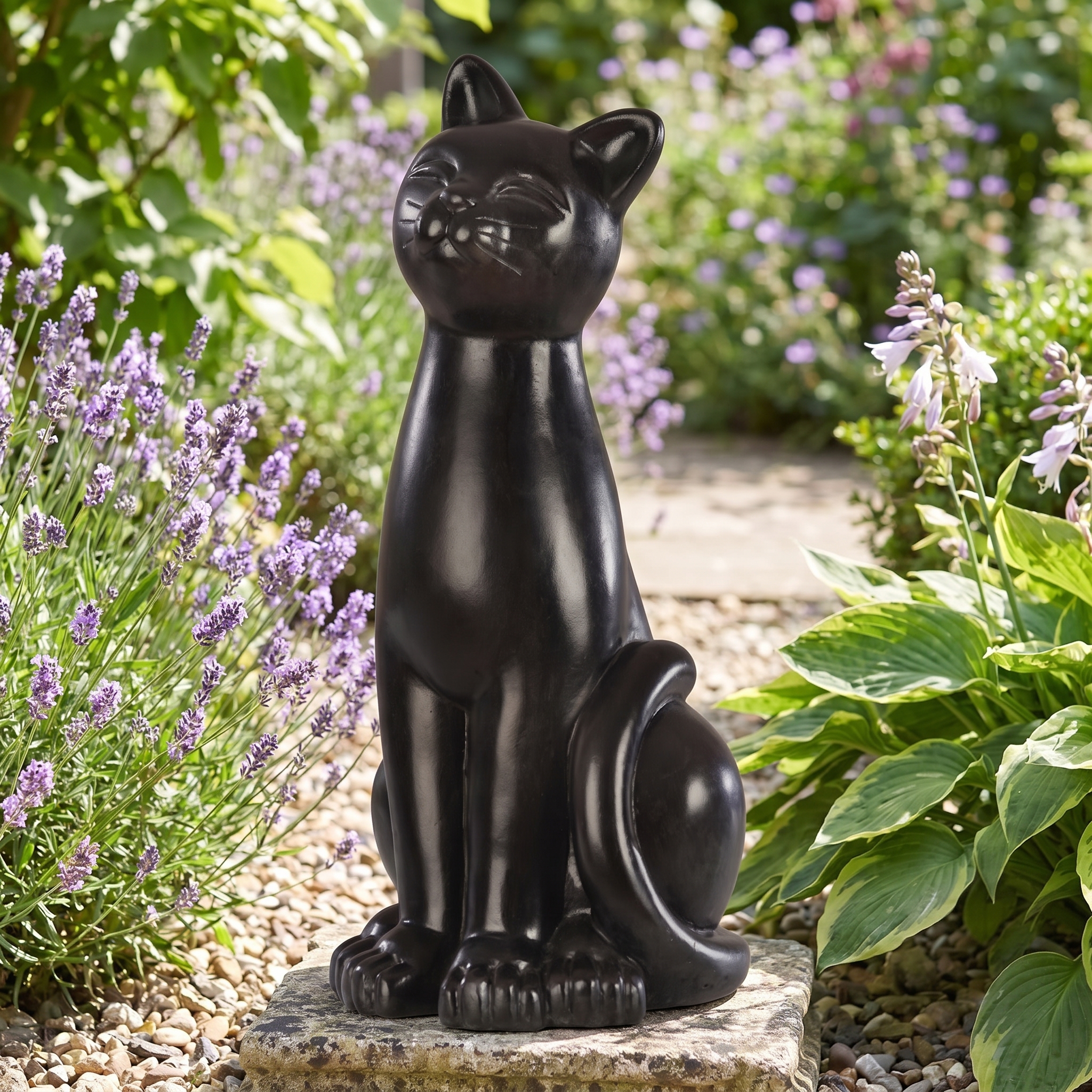 Statue chat extérieur en pierre - 42 cm, vue principale de la statue sur fond de jardin fleuri, référence 215958
