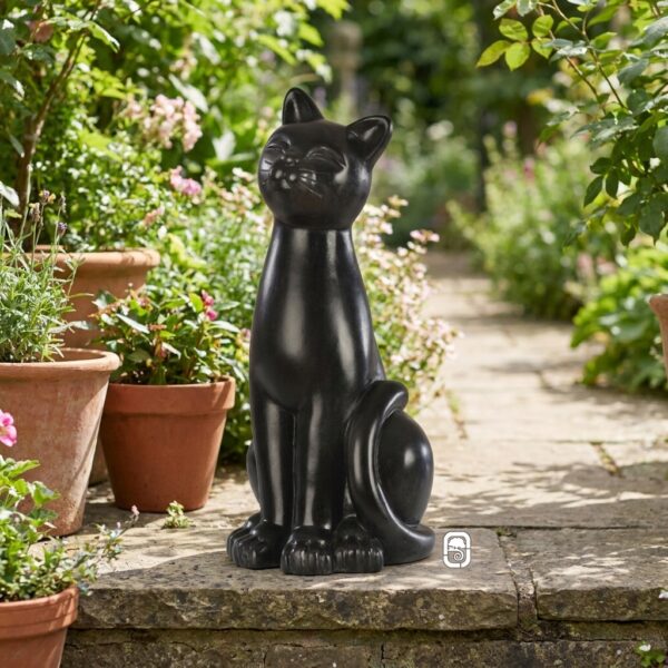 Statue chat extérieur en pierre 42 cm ton ivoire - illustration de la statue dans un jardin