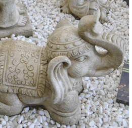 Statue éléphant hindou de jardin en pierre reconstituée patinée, vue principale, illustration du produit résistant au gel et aux UV. Référence 215951.
