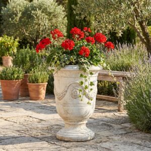 Image principale du vase d Anduze en pierre ton vieilli avec des fleurs, référence 213155