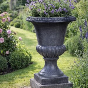 Vase Médicis ancien en pierre reconstituée avec fleurs, produit 017002